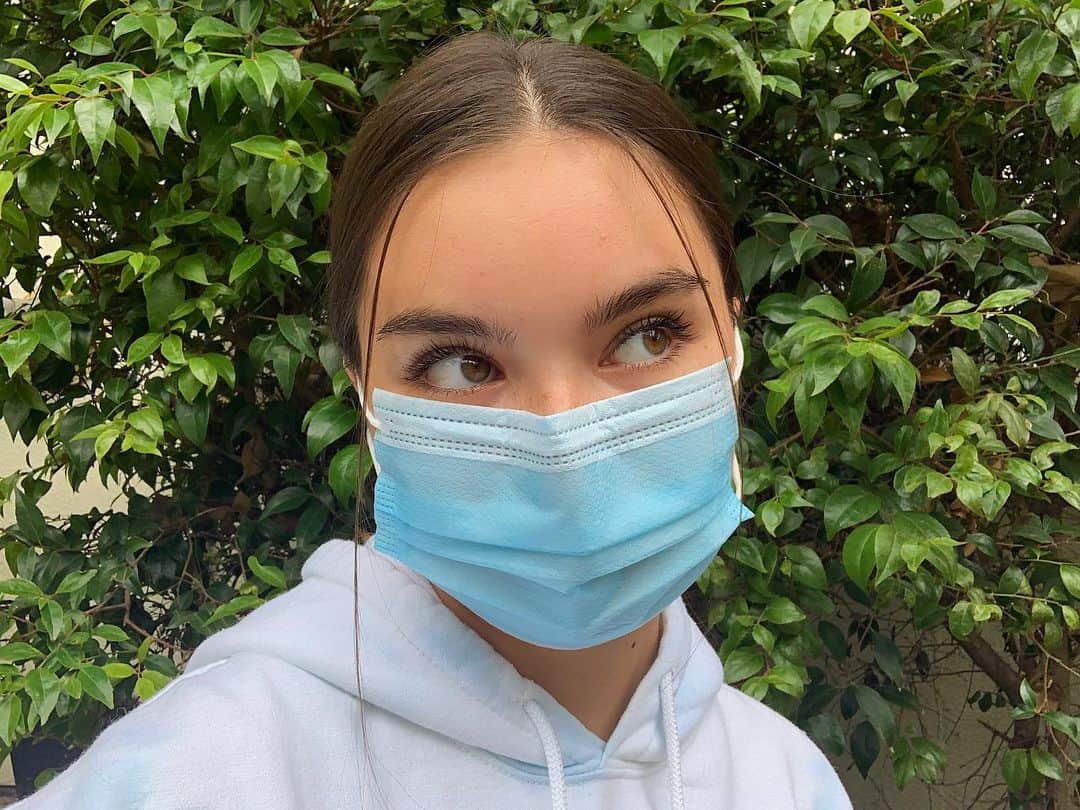 ランドリー・ベンダーのインスタグラム：「Reminder that it’s cool to protect yourself and other people! 😷😷😷 I promise it’s not a burden to wear a piece of fabric on your face. And if your excuse is having a preexisting health condition, all the more reason to wear one. There’s no excuses to being thoughtful during this scary time ❤️ #wearadamnmask」