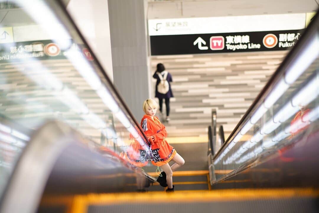 侑季美怜のインスタグラム：「エスカレーター間違えて乗って戻れなくなったよ。 登ってくるから上で待っててね？ ・ ・ ・ こんな経験ある？ ・ ・ ・  #金髪ショート #ショートヘア　#ミニーショート　#金髪　#ハーフ　#韓日ハーフ　#モデル　#美人　#女優　#東京　#beauty  #girl #japanese #セクシー　#可愛い　#美脚　#谷間　#キャバ嬢　#キャバ　#おしゃれ　#ファッション　#ブランド　#美容　#エステ　#ネイル　#ヘアモデル　#脱毛　#ダイエット」