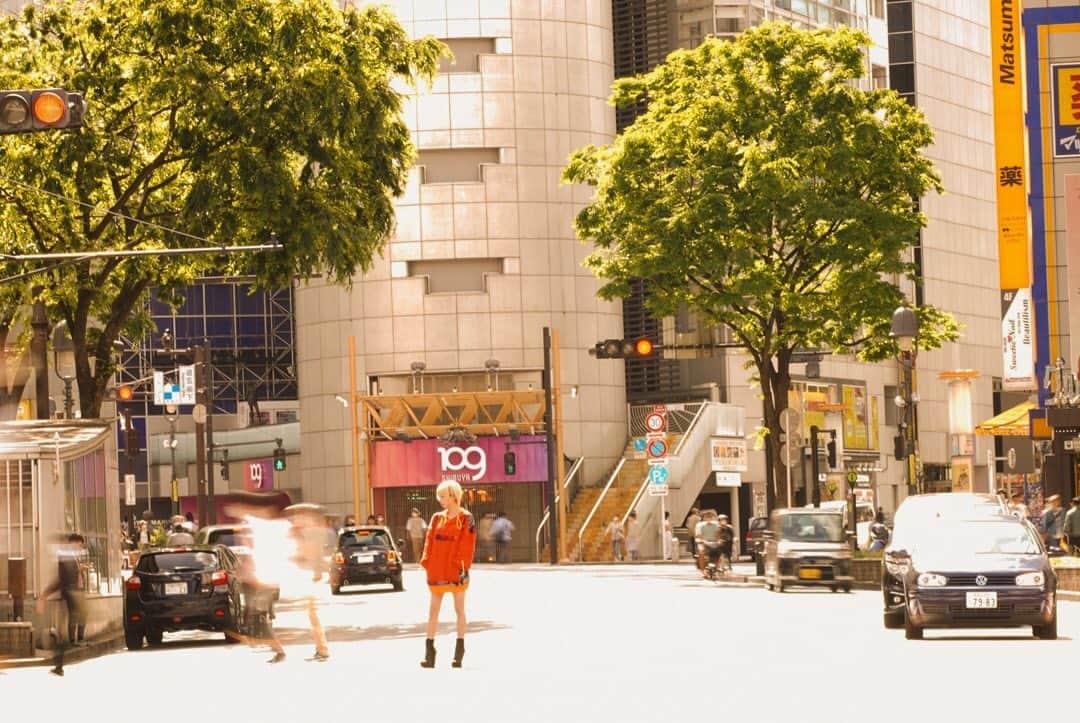 侑季美怜のインスタグラム：「私と赤信号を3つ探せ🚥 ・ ・ ・ ウォーリーを探せみたい ・ ・ ・  #金髪ショート #ショートヘア　#ミニーショート　#金髪　#ハーフ　#韓日ハーフ　#モデル　#美人　#女優　#東京　#beauty  #girl #japanese #セクシー　#可愛い　#美脚　#谷間　#キャバ嬢　#キャバ　#おしゃれ　#ファッション　#ブランド　#美容　#エステ　#ネイル　#ヘアモデル　#脱毛　#ダイエット」
