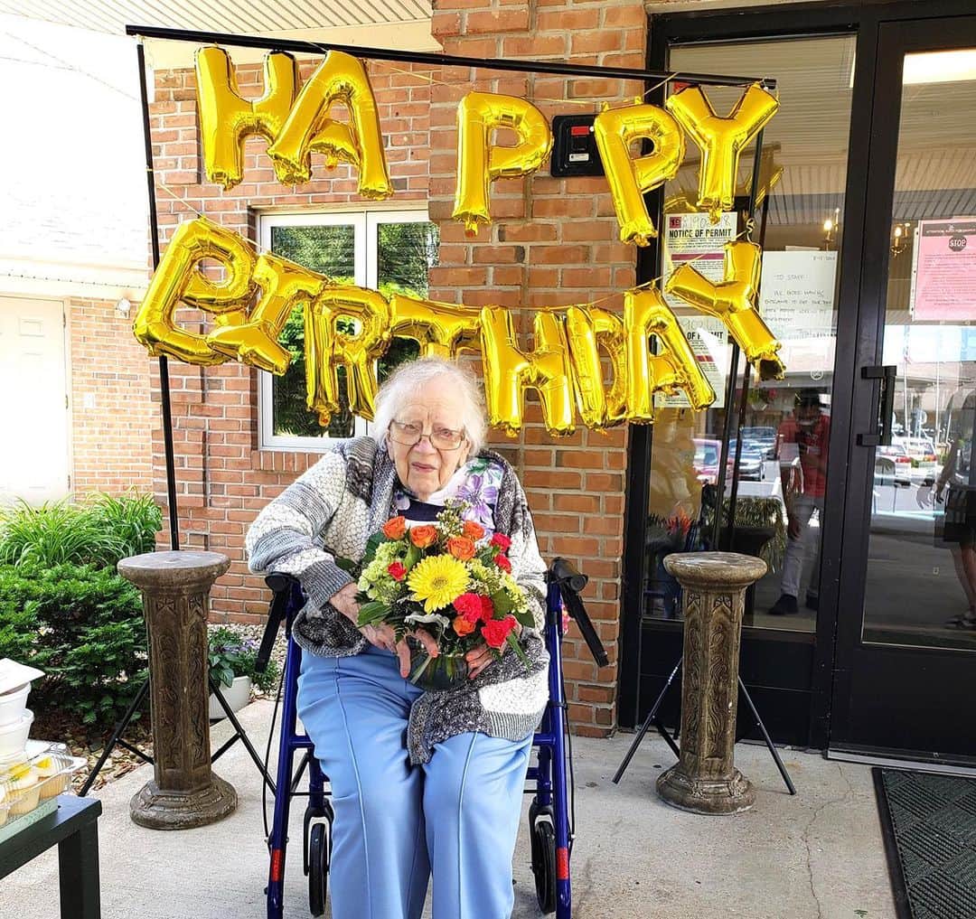 People Magazineさんのインスタグラム写真 - (People MagazineInstagram)「COVID-19 can’t stop Leora Martin from turning 100! 🙌 The cancer survivor, who also lived through World War II and fought a serious battle with pneumonia last year, celebrated the milestone birthday just one week after beating the novel coronavirus. ❤️ Tap the bio link for her full story. 📷: Greenleaf Health Campus」7月2日 4時11分 - people