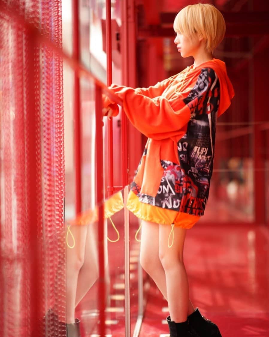 侑季美怜のインスタグラム：「金髪ショート辞めてからその良さに改めて気づいた。 ・ ・ ・ 今はロングだよ♫ ・ ・ ・  #金髪ショート #ショートヘア　#ミニーショート　#金髪　#ハーフ　#韓日ハーフ　#モデル　#美人　#女優　#東京　#beauty  #girl #japanese #セクシー　#可愛い　#美脚　#谷間　#キャバ嬢　#キャバ　#おしゃれ　#ファッション　#ブランド　#美容　#エステ　#ネイル　#ヘアモデル　#脱毛　#ダイエット」