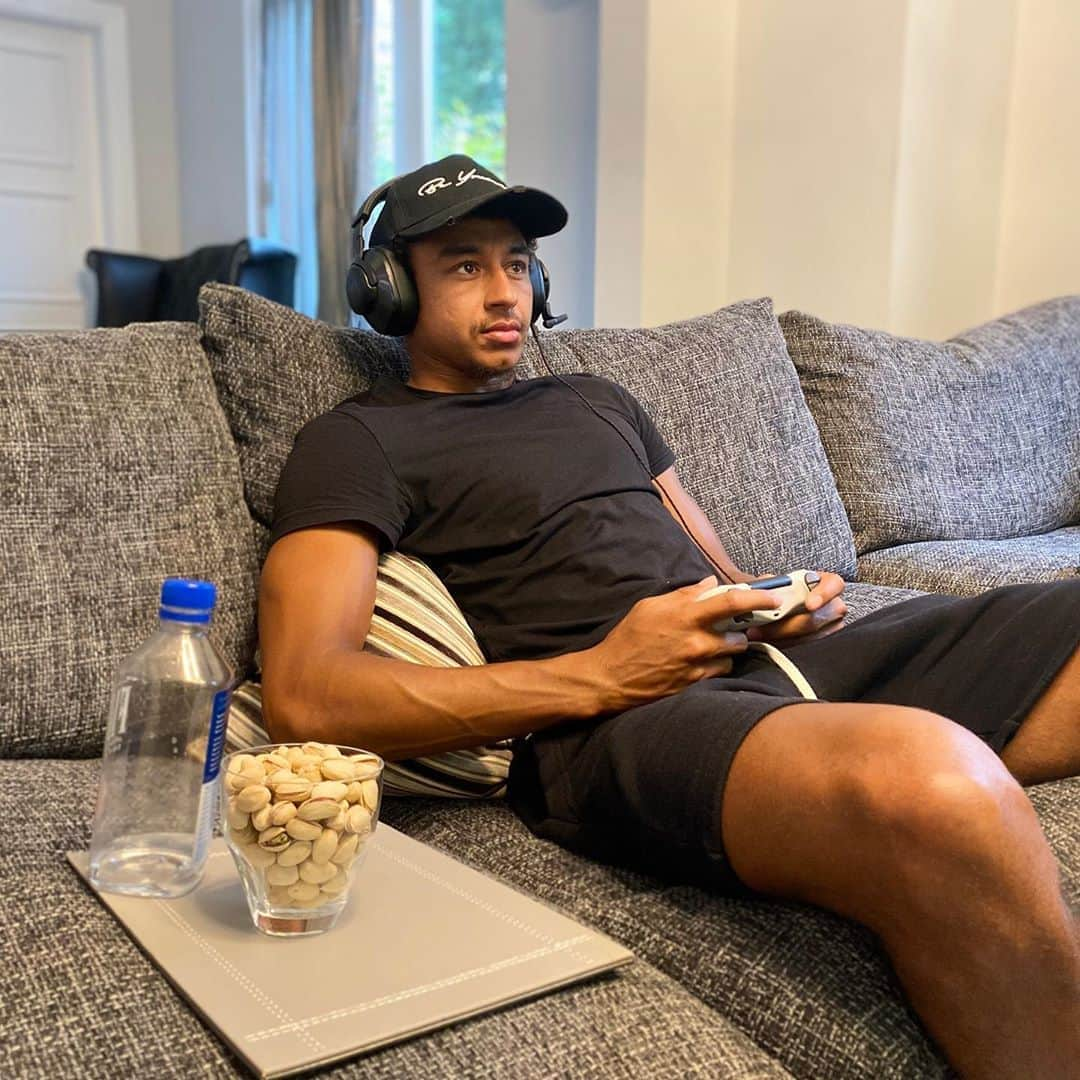 ジェシー・リンガードさんのインスタグラム写真 - (ジェシー・リンガードInstagram)「Just chillin’ 🎮 #PistachioPower」7月2日 4時20分 - jesselingard