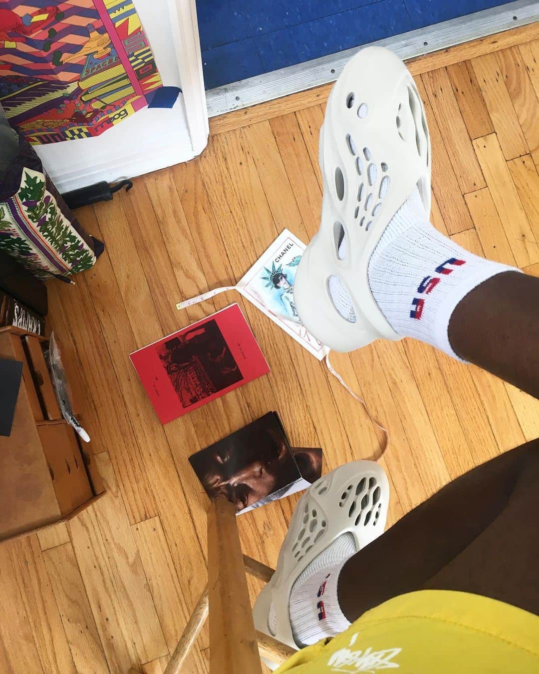 セオフィラス・ロンドンのインスタグラム：「It’s Yzy foam day! Shout out to my plug! He dropped a fire single yesterday feat travis scott ! Matt it’s up ! 2020 boys」