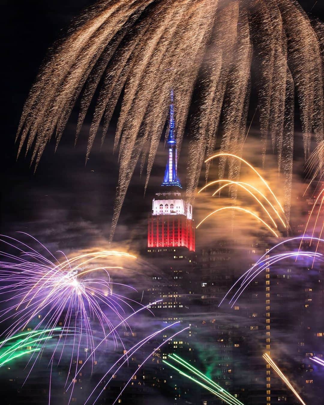 Empire State Buildingさんのインスタグラム写真 - (Empire State BuildingInstagram)「In a few days, we won’t be the only ones lighting up the skyline! ⠀⠀⠀⠀⠀⠀⠀⠀⠀ Comment below if you plan to watch the fireworks! 🎇 ⠀⠀⠀⠀⠀⠀⠀⠀⠀ 📷: @maximusupinnyc #EmpireStateBuilding」7月2日 4時42分 - empirestatebldg