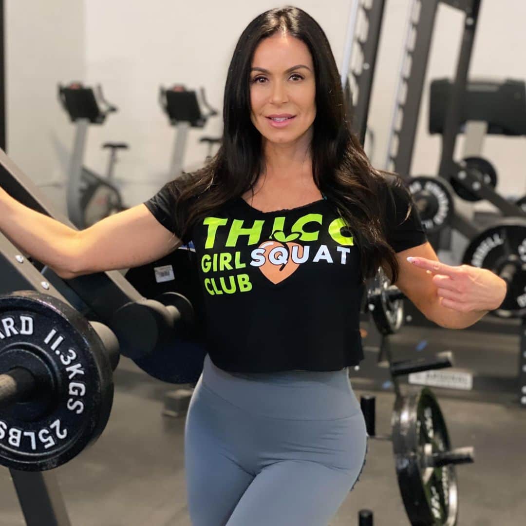 Kendra Lustさんのインスタグラム写真 - (Kendra LustInstagram)「#wednesdayworkout #legday #swipeleft for #humpdayfeels #thickfitchick wearing my @tangocharlieapparel 🙌🏻」7月2日 5時06分 - kendralust