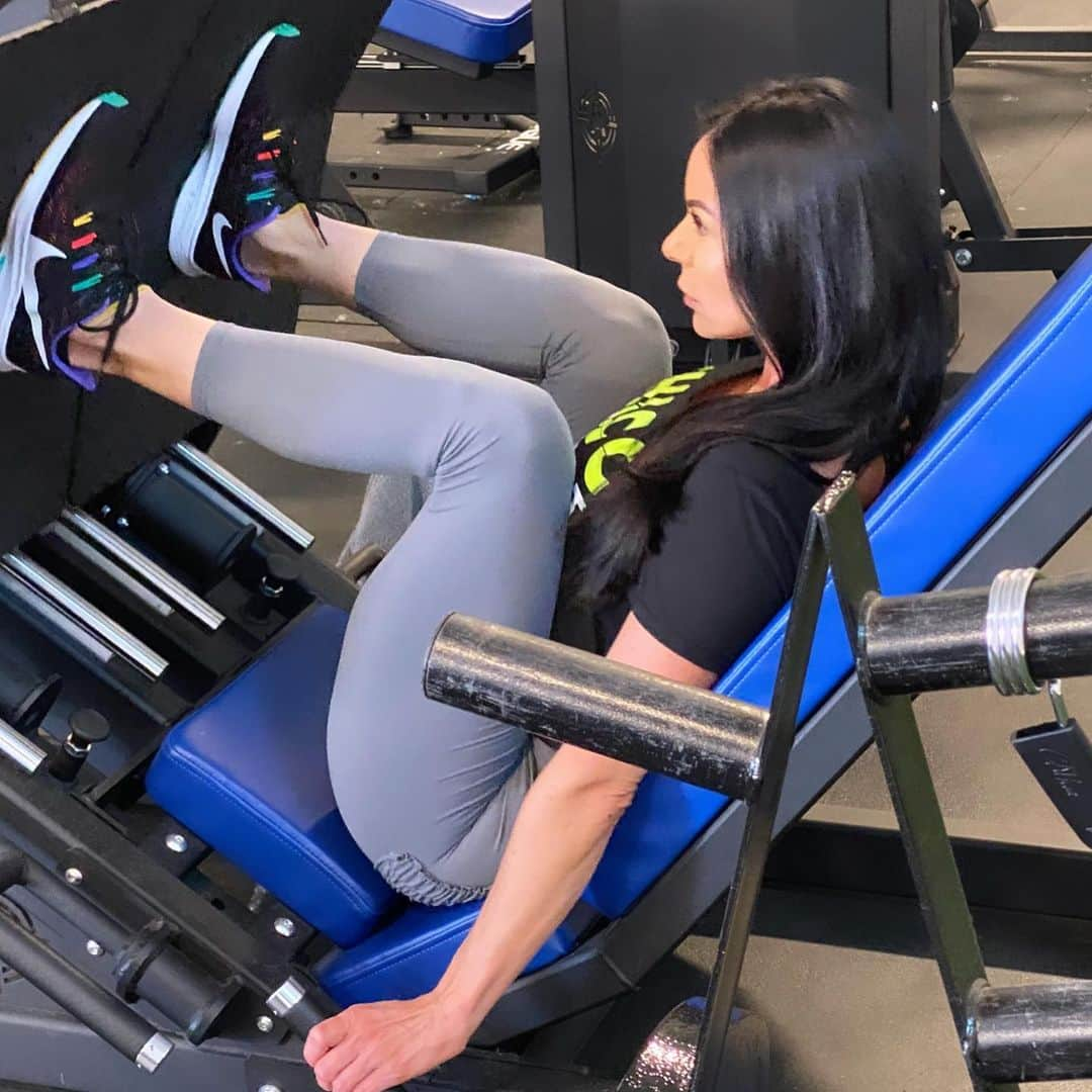 Kendra Lustさんのインスタグラム写真 - (Kendra LustInstagram)「#wednesdayworkout #legday #swipeleft for #humpdayfeels #thickfitchick wearing my @tangocharlieapparel 🙌🏻」7月2日 5時06分 - kendralust