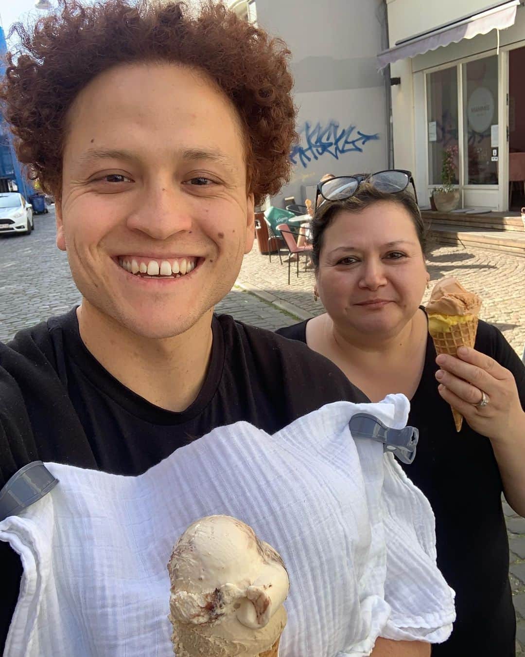 ムスタファ・アミニのインスタグラム：「Wow time flies when you’re having fun.. Thanks mum for AMAZING food good laughs and lots of LOVE. We will miss you and see you soon again 👵❤️🥇🙏」