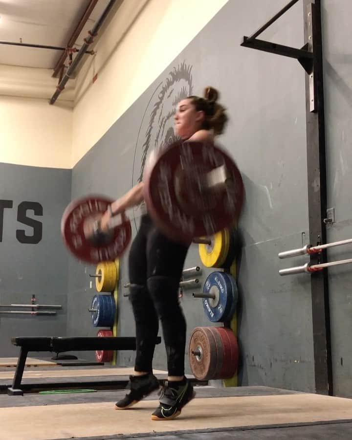 マッティ・ロジャーズのインスタグラム：「Here is my first (and second) work set snatches of the day & then my 22nd work set snatch of the day. The goal has been perfect movement on every single thing I do & making every lift as good if not better than the last. A lil bit of changing things around & a lil bit of fixing things. I’m pretty sure I haven’t missed a snatch or clean and jerk in 4 weeks now? I think I nailed it today, making these ones look & feel the same even down to the song some how :) @roguefitness @catalystathletics @aimees2cents」