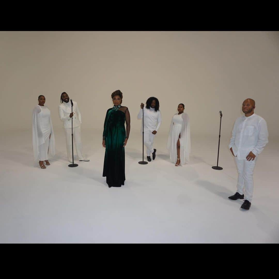 ジェニファー・ハドソンのインスタグラム：「@georgehuff4real @imjustpeaches @siobhansstation @daveshand  @davonflemingofficial  @waymanandmicah #justiceforbreonnataylor #justicegeorgefloyd #breonataylor #younggiftedandblack #ninasimone #donniehathaway #arethafranklin #bet2020 #respect you are royalty」