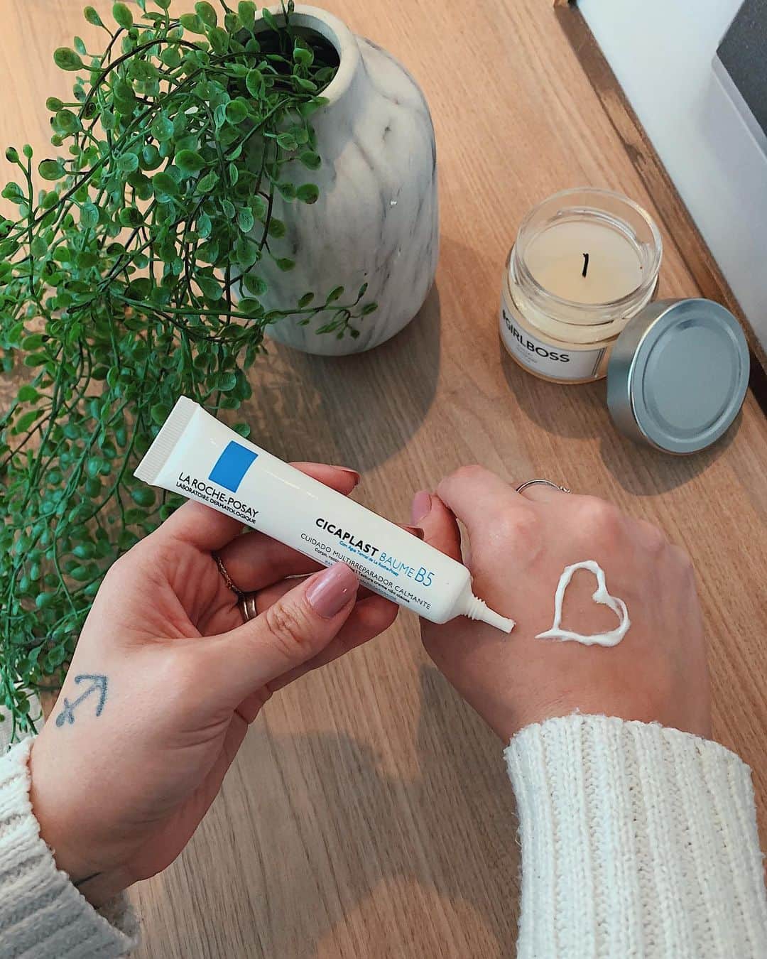 Bruna Unzuetaのインスタグラム：「Você doa carinho, La Roche-Posay doa cuidado!   Estamos passando por um momento muito delicado, aonde tudo está diferente e nos adaptando ao “novo normal”. E com isso, precisamos agradecer e respeitar muito os nossos profissionais de saúde, que estão na linha de frente pra cuidar de todos nós, colocando em risco a sua saúde e a saúde de toda a sua família. E fico muuuito feliz em anunciar que a @larocheposaybr junto com o @dermaclub estão com uma campanha solidária pensando em todos os profissionais de saúde. Essa campanha terá início HOJE e doará mais de 14 mil unidades de Cicaplast Baume B5 para esses profissionais, com mensagens de apoio de nós, consumidores!    Ou seja, é só entrar na landing page hospedada dentro do site Dermaclub, fazer seu cadastro e deixar uma mensagem de carinho. Essa mensagem será impressa na embalagem do Cicaplast Baume B5 que será doado pela La Roche-Posay para os profissionais. Demais, né? Que tal doar carinho e amor pra eles, nesse momento tão delicado? Agradecendo tudo o que eles fizeram e fazem por todos nós. É só entrar nesse link aqui: member.dermaclub.com.br/doecarinho  #MaisCarinhoMaisCuidado #CicaplastTodoDia #publi」