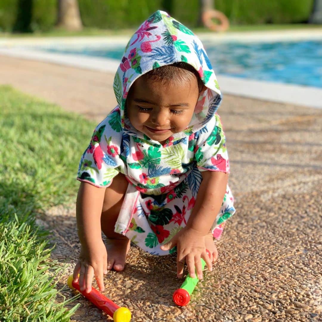 ジェマ・マリンさんのインスタグラム写真 - (ジェマ・マリンInstagram)「So tiny, so strong and so cute🌸🦩 . #pool #swimmingpoolstyle #cutest #vacation #summer2020」7月2日 5時17分 - gemma_marin