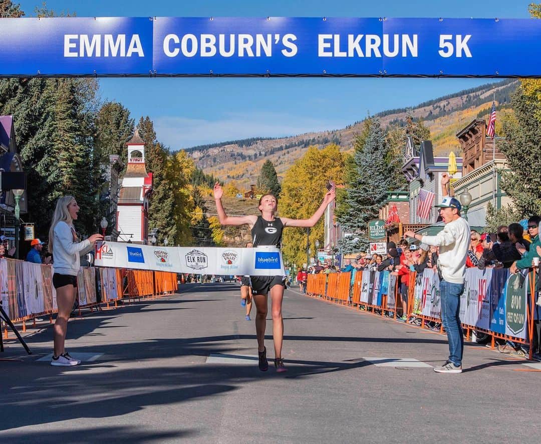 エマ・コバーンさんのインスタグラム写真 - (エマ・コバーンInstagram)「Emma Coburn’s Elk Run 5k is VIRTUAL in 2020! And....you can sign up today (link in bio). Join us, virtually, on September 26th, 2020 for a 5k. All racers get hats, bags, bibs, masks and other goodies. As always, all proceeds go to Living Journeys. While I will miss the race, post race dance party, and tossing my father in law in the air (swipe for these memories), the virtual race will still be epic 🤗 sign up today @elkrun5k #elkrun5k」7月2日 5時28分 - emmacoburn