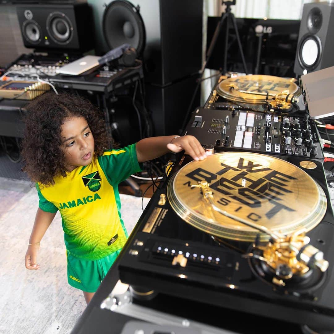 DJキャレドさんのインスタグラム写真 - (DJキャレドInstagram)「Happy International reggae day !  Bless up Jamaica 🇯🇲!  @asahdkhaled let’s go !  DONT MAKE ASAHD GO IN THE DUB BOX ! #WETHEBESTSOUND」7月2日 5時41分 - djkhaled