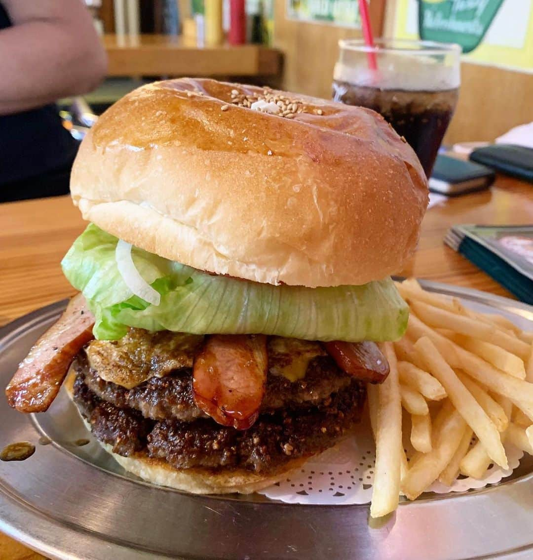 田中セシルさんのインスタグラム写真 - (田中セシルInstagram)「* 🍔横須賀バーガー🍔 数年前の大食い選手権の応援企画ロケで食べた、ウルトラギガモンスターバーガーに比べると半分くらいの体積だけど、かなりデカイ😂 つなぎなしの100%ビーフのパティが、肉肉しくて食べ応え抜群だった！  #横須賀バーガー #ハンバーガー #yokosukaburger #hamburger  #大食い選手権 #応援企画 #もぐもぐ女子 #大食い女子 #飯テロリスト」7月2日 5時44分 - ceciltanaka