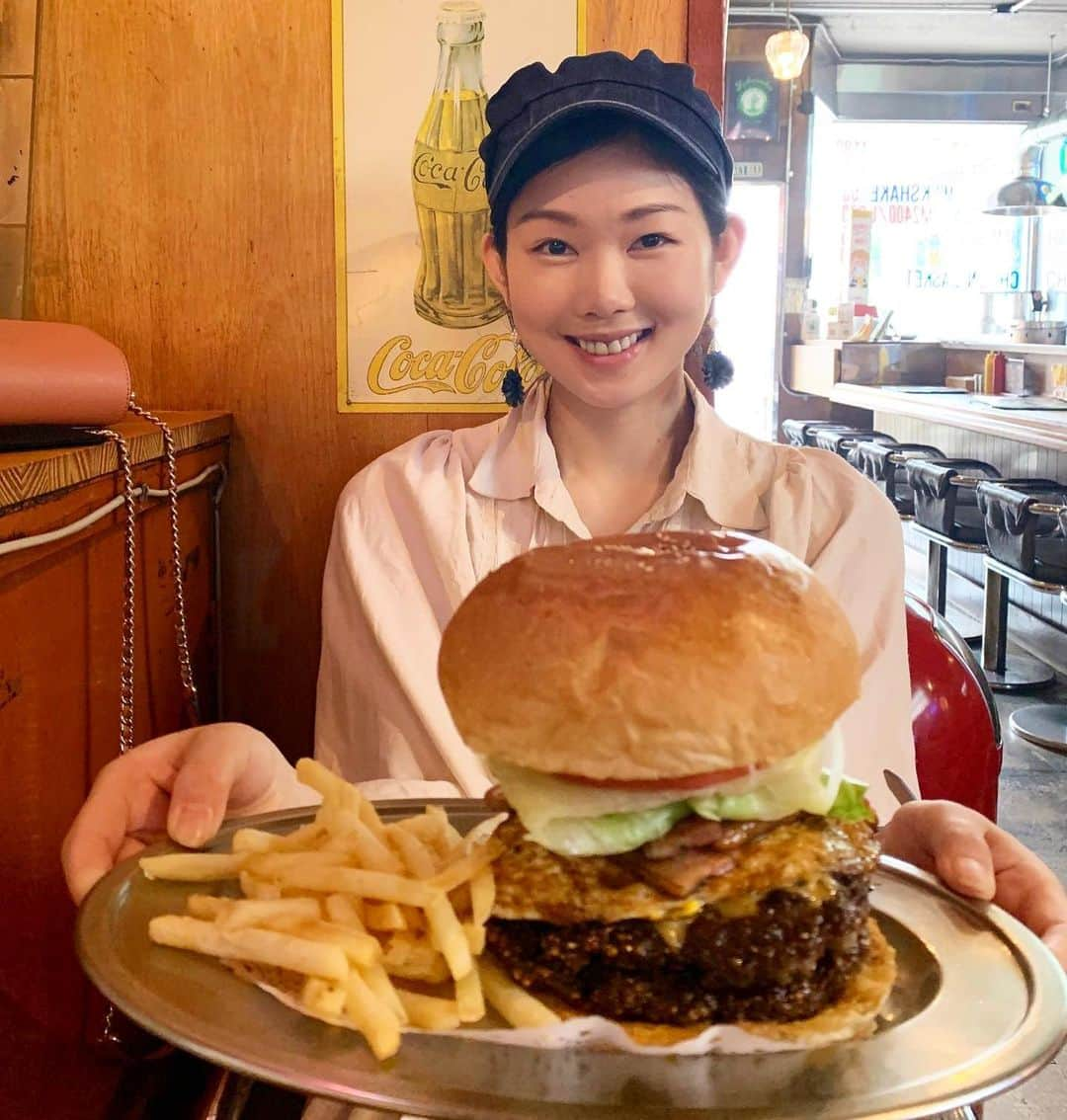 田中セシルさんのインスタグラム写真 - (田中セシルInstagram)「* 🍔横須賀バーガー🍔 数年前の大食い選手権の応援企画ロケで食べた、ウルトラギガモンスターバーガーに比べると半分くらいの体積だけど、かなりデカイ😂 つなぎなしの100%ビーフのパティが、肉肉しくて食べ応え抜群だった！  #横須賀バーガー #ハンバーガー #yokosukaburger #hamburger  #大食い選手権 #応援企画 #もぐもぐ女子 #大食い女子 #飯テロリスト」7月2日 5時44分 - ceciltanaka