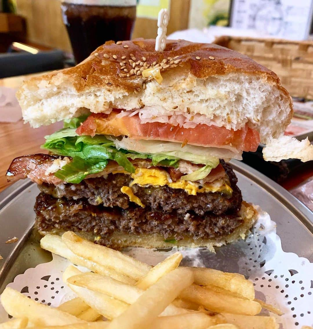 田中セシルさんのインスタグラム写真 - (田中セシルInstagram)「* 🍔横須賀バーガー🍔 数年前の大食い選手権の応援企画ロケで食べた、ウルトラギガモンスターバーガーに比べると半分くらいの体積だけど、かなりデカイ😂 つなぎなしの100%ビーフのパティが、肉肉しくて食べ応え抜群だった！  #横須賀バーガー #ハンバーガー #yokosukaburger #hamburger  #大食い選手権 #応援企画 #もぐもぐ女子 #大食い女子 #飯テロリスト」7月2日 5時44分 - ceciltanaka