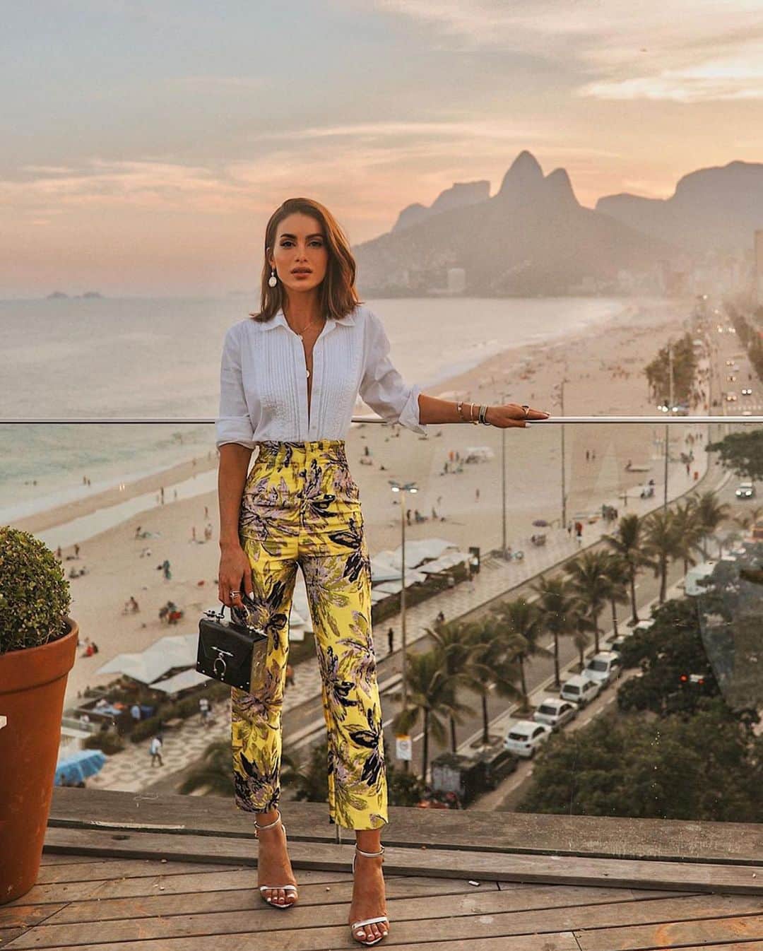 Camila Coelhoさんのインスタグラム写真 - (Camila CoelhoInstagram)「Summer Golden Hour moments (around the world) ☀️ Which look is your favorite? #throwback  —————- Momentos “por do sol” (mundo a fora ) Qual seu look favorito?  #style #ootd」7月2日 5時51分 - camilacoelho