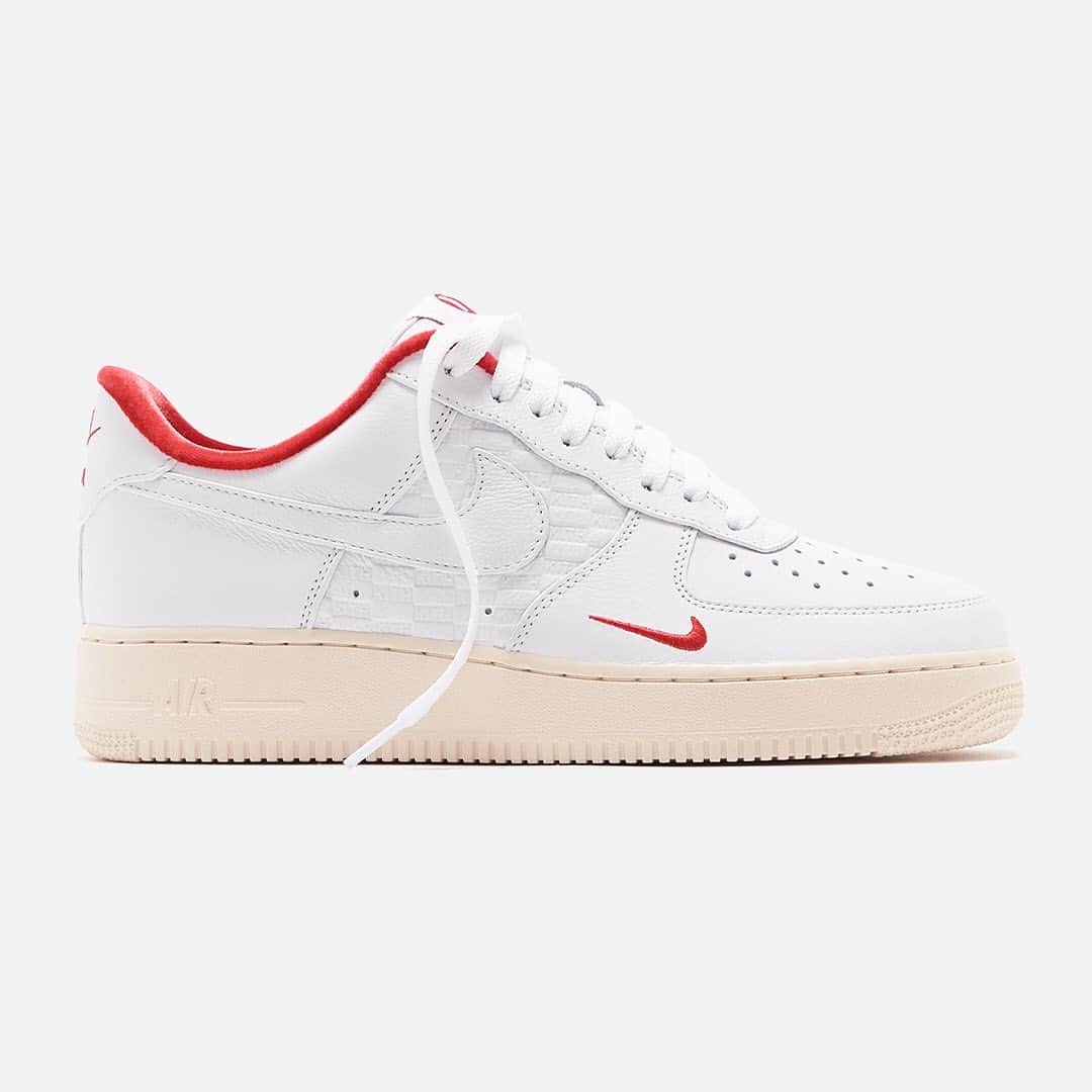 HYPEBEASTさんのインスタグラム写真 - (HYPEBEASTInstagram)「@hypebeastkicks: Here's an official look at the @kith x @nike Air Force 1 "Tokyo." Conceptualized around the colors of Japan’s flag and constructed from premium white tumbled leather, the design is packed full of notable details. Red hits appear on the forefoot’s mini Swoosh and sultry velvet collar lining along with KITH branding on the heel, tongue tag, insole, and upper. These are set to release exclusively in Japan on July 4 for approximately $140 USD.⁠⠀ Photo: KITH⁠」7月2日 5時52分 - hypebeast