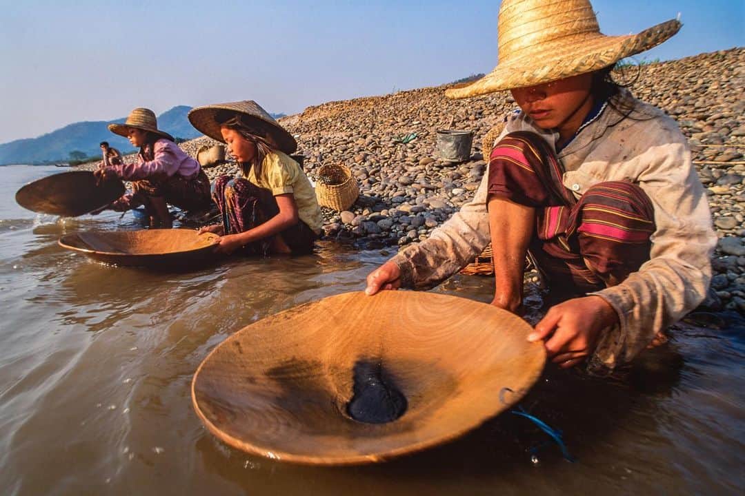 Michael Yamashitaさんのインスタグラム写真 - (Michael YamashitaInstagram)「Mekong gold - the Mekong River forms the border between Myanmar and Laos for a stretch of about 60 miles. Traveling downstream from the China border back in the early 90’s I found farmers in Myanmar, mostly women and children, panning for gold. On the Laos side of the river, elephants outnumbered bulldozers in logging operations along its banks, sending precious hardwood south for markets in Thailand. Timber exports have recently been banned for environmental reasons and I imagine the elephants with them. #mekong #mekongriver #maenamkong #myanmar #laos   From the book “Mekong: A Journey on the Mother of Waters”. A limited number of  signed copies of this out of print book are available to purchase from our website michaelyamashita.com or the link in our profile.」7月2日 5時53分 - yamashitaphoto