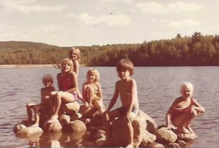 シーマス・デヴァーさんのインスタグラム写真 - (シーマス・デヴァーInstagram)「Happy Canada Day 🇨🇦 Here’s me in Canada about 40 years ago. True story, my parents were married in Canada, I have some family up there too. In an alternative reality I could have been Canadian. Maybe then I wouldn’t have to stand in the work permit line at Pearson and answer awkward questions. Here’s my oldest friend in the world, Cam and our two sisters on Bark Lake in Ontario. 🇨🇦」7月2日 6時08分 - seamuspatrickdever