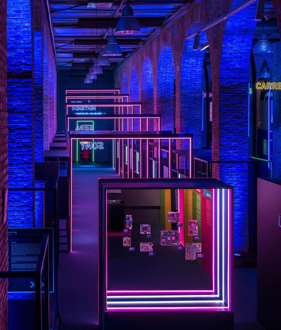 Design Milkさんのインスタグラム写真 - (Design MilkInstagram)「Hidden within the depths of a historic cavernous water deposit turned exhibition space underneath Madrid’s city center, the sights, sounds, and challenges of gaming’s past were revived into a luminous and immersive video game exhibition titled, Game On. 👾 @fundacioncanal \\\ designmilk[dot]com」7月2日 6時00分 - designmilk