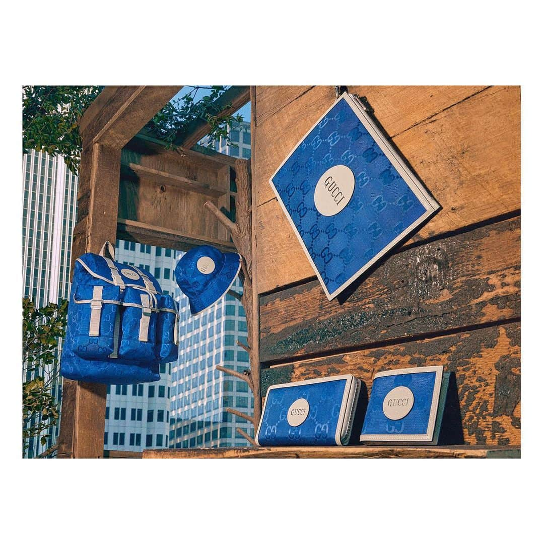 グッチさんのインスタグラム写真 - (グッチInstagram)「Colored an intense blue indigo, a line-up of pieces from the #GucciOffTheGrid collection designed exclusively for Japan.  Shop the collection through link in bio and discover @gucciequilibrium, the House’s commitments and actions to reduce its environmental footprint and protect nature, while supporting people’s rights and championing inclusivity and respect, so that everyone in the global #GucciCommunity is free to express their authentic, diverse selves. @alessandro_michele #AlessandroMichele」7月2日 6時09分 - gucci