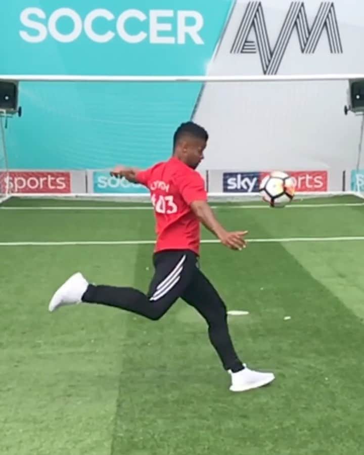 F2Freestylersのインスタグラム：「Top Bins...literally! 🤪🔝🗑」