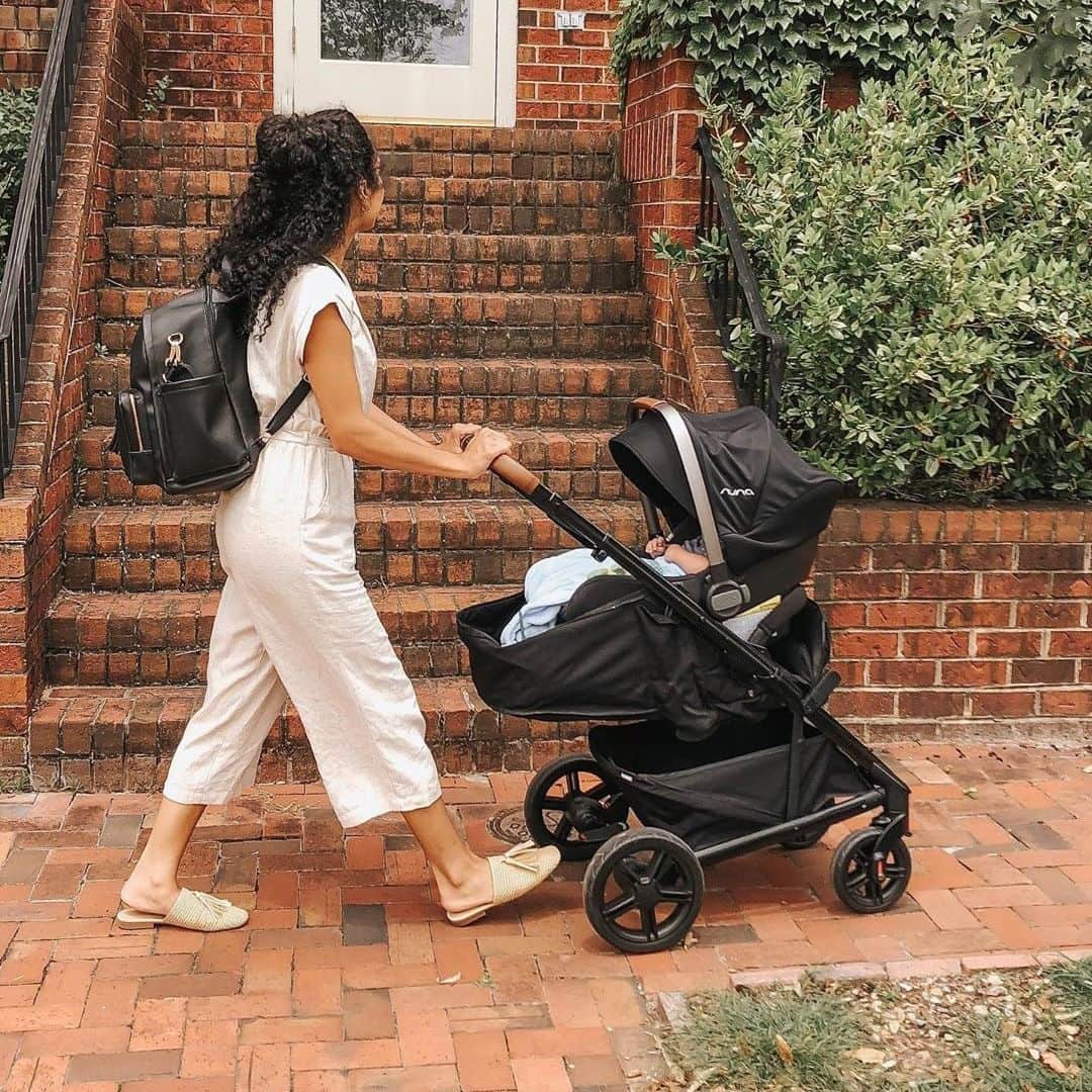 Skip Hopさんのインスタグラム写真 - (Skip HopInstagram)「Stepping into July like @georgiamarie106! ❤️ The Greenwich Simply Chic Backpack has your BACK! 🎒 With multiple pockets, stroller straps, wipe-clean vegan leather fabric and more, it is ready for your next outing with baby! 💪👶  #diaperbag #babyessentials #skiphop」7月2日 6時21分 - skiphop
