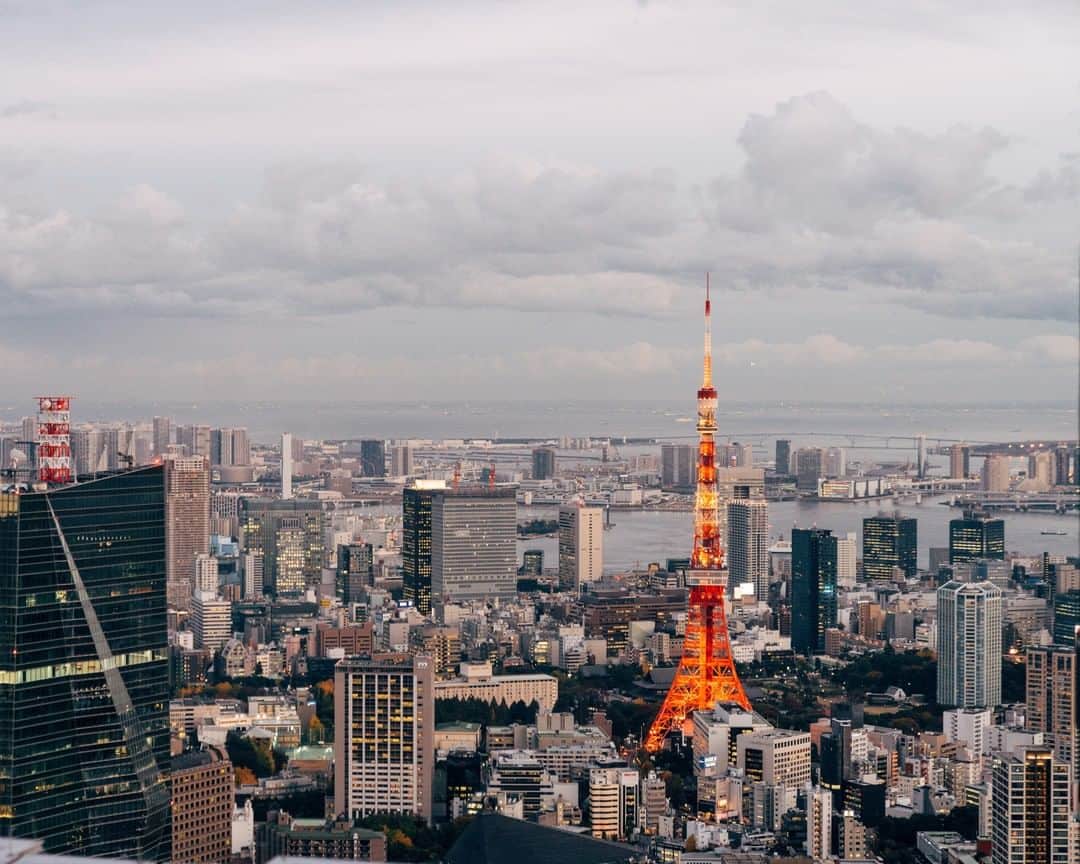 The Ritz-Carlton, Tokyoさんのインスタグラム写真 - (The Ritz-Carlton, TokyoInstagram)「早起きした朝は、太陽が上りきる直前の幻想的な景色をお楽しみください🌅﻿ ﻿ Wake up early and enjoy the twilight view of Tokyo from your room✨﻿ #RitzCarltonTokyo #RCMemories」7月2日 7時00分 - ritzcarltontokyo