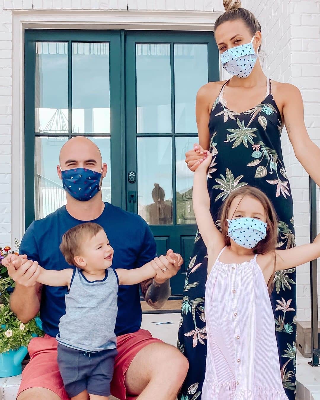 Old Navyさんのインスタグラム写真 - (Old NavyInstagram)「#spottedinoldnavy: @kramergirl & her fam adding some #smize to your feed in our newest face mask* prints ❤️️ . #oldnavystyle #mixmatchmask . . . . *masks are not medical-grade & not for kids under 2. see product page for complete info & warnings.」7月2日 7時00分 - oldnavy