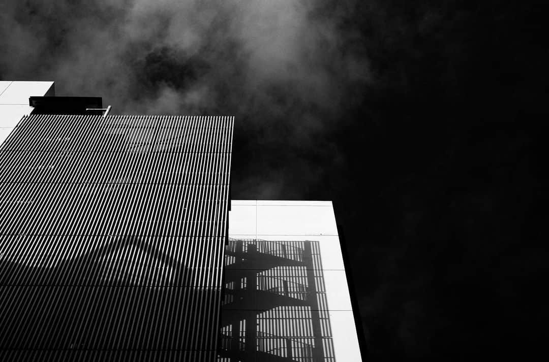 FIVE FOCUS takarada_officialさんのインスタグラム写真 - (FIVE FOCUS takarada_officialInstagram)「Morning light reflected in the building.. @five_focus_inc   #leicaphotography #leicam10monochrom #monochrome #leica #ライカ #光 #fivefocus #レンジファインダー #ビル #靱本町 #靭公園 #西区 @shimisun @soborodon22 @mottosatoshi @mkyohei @reo0615 @momikomitv @binbinmobile @masayart @ryugi_woody @leica_camera @fumihikokawaura」7月2日 7時08分 - takaradayuuya