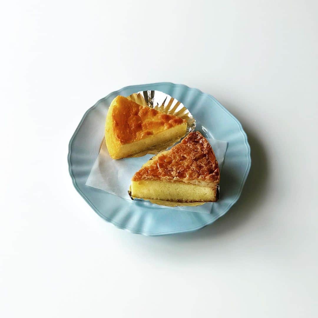 福田里香さんのインスタグラム写真 - (福田里香Instagram)「JENSENのデンマーク🇩🇰菓子 かけ紙と赤いリボンのかわいさよ。 チーズケーキとアーモンドケーキ。 オストケーエとトスカケーエ。  Bさん、ごちそうさま。  #food_striptease」7月2日 7時03分 - riccafukuda