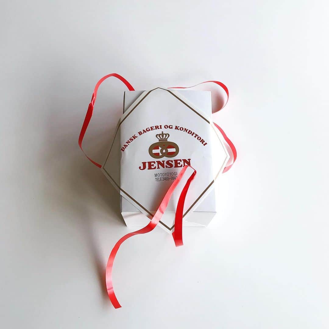 福田里香さんのインスタグラム写真 - (福田里香Instagram)「JENSENのデンマーク🇩🇰菓子 かけ紙と赤いリボンのかわいさよ。 チーズケーキとアーモンドケーキ。 オストケーエとトスカケーエ。  Bさん、ごちそうさま。  #food_striptease」7月2日 7時03分 - riccafukuda