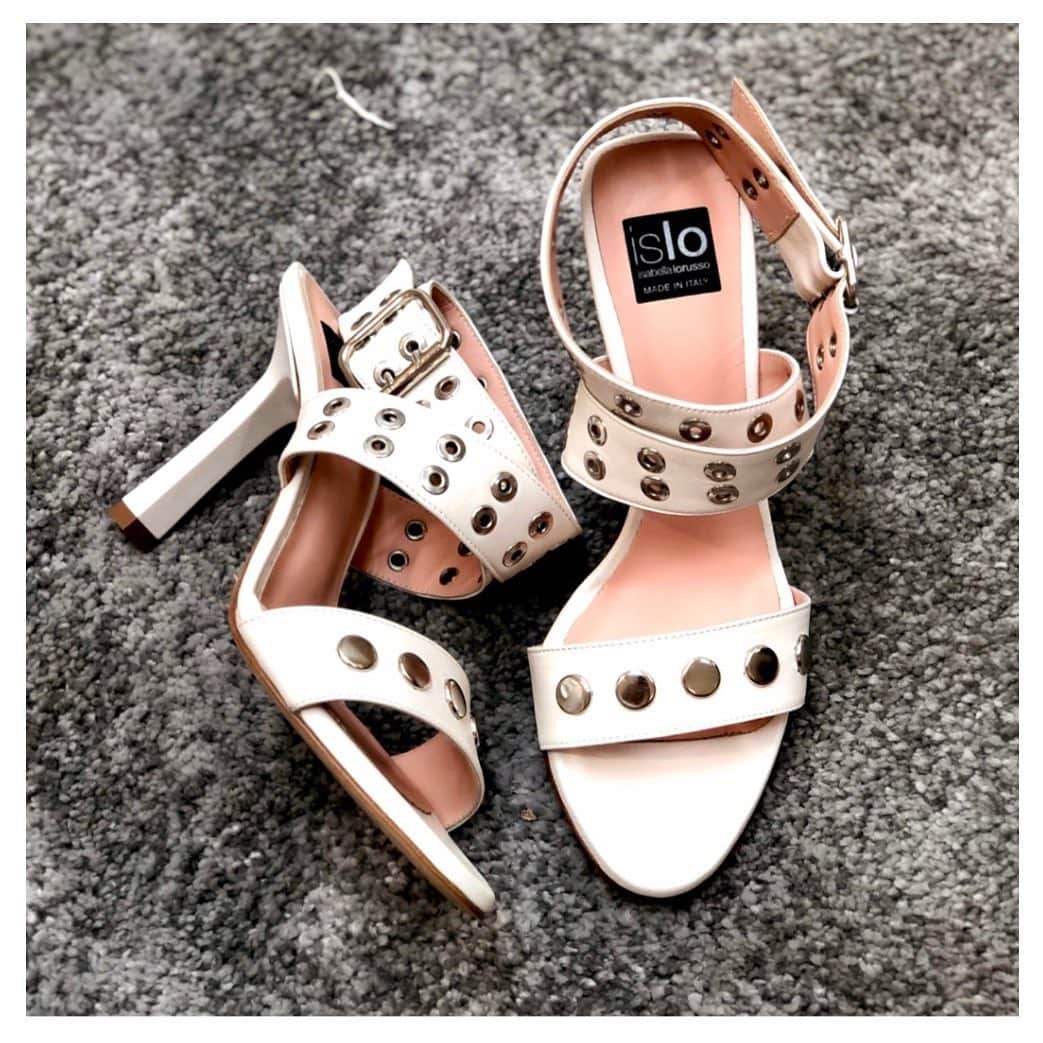 のインスタグラム：「#islo #isloshoes #isloisabellalorusso #shoes #sandals #details #detailsmakethedifference #borchie #studs #solocosebelle #moodoftheday #shopping #shoppingonline #madeinitaly #staytuned」