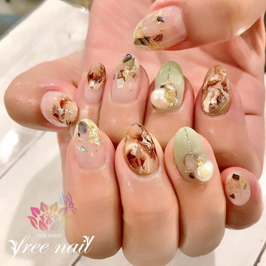 free nail フリーネイルのインスタグラム：「. お客様ネイル💅🏻🍋 . 大人マーブルネイル🍭✨ . 大人気のピスタチオカラー🍃🍐✨ . ▶︎▶︎▶︎スワイプして動画も見てね☝︎🎬✨ . ご来店ありがとうございました🙇🏻‍♀️🙇🏻‍♀️🙇🏻‍♀️💗 . #ネイルアート #ジェルネイル #ネイルサロン #大阪ネイルサロン #ネイルデザイン #ネイルチェンジ #マーブルネイル #シェルネイル #パールネイル #金箔ネイル #ピスタチオカラー #ブラウンネイル #シンプルネイル #大人ネイル #デザインネイル #トレンドネイル #おしゃれネイル #夏ネイル #summernails #nailsart #nailsdid #美甲 #日式美甲 #日式美甲胶 #日本美甲师 #日本美甲老师 #美甲上课 #日本胶 #フリーネイル #freenail」