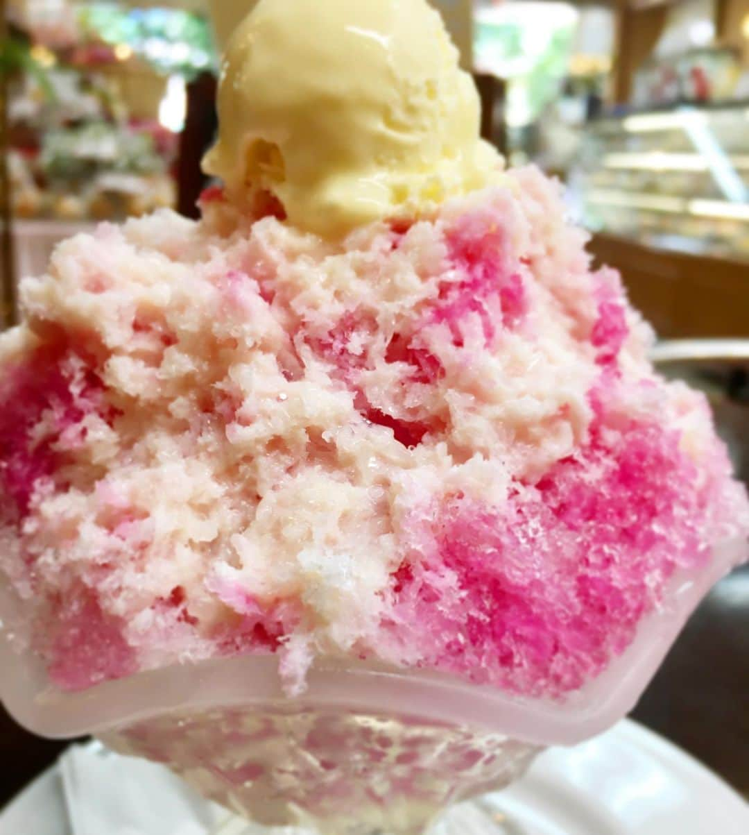 千紘れいかのインスタグラム：「初もの🍧  #かき氷 #食べずにはいられない」