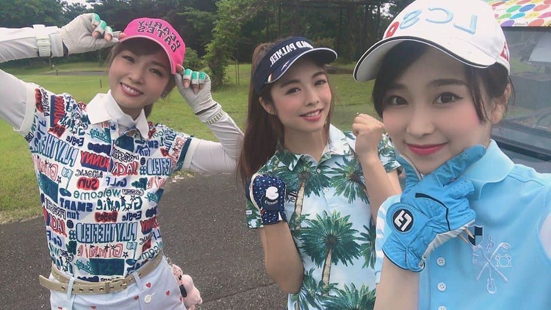 神崎美羽のインスタグラム：「一昨日は鎌倉パブリックゴルフ場でバーディーズの練習ラウンドでした！  最後は嵐みたいな天気だったけど、 ゆっきーなとくりちゃんとたのしーメンバーでした❤️  今日も練習ラウンド行ってきます！ とっても風が強そうだけどがんばるぞー💪  #golf #ゴルフ　#ゴルフ女子　#golfstagram #golfswing #golflife #golfwear #golfgirl #golftoday #GT birdies #鎌倉パブリックゴルフ場」