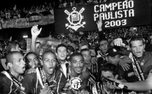 コリンチャンスさんのインスタグラム写真 - (コリンチャンスInstagram)「#Timão110⠀ Campeão Paulista 2003⠀ ⠀ Em 2003, no Paulistão, o Corinthians desfilou o fino da bola! Um verdadeiro Timão que nas quartas venceu o União Barbarense por 2 a 1, de virada! Era semifinal, era o grande Derby Paulista! No primeiro jogo um empate na raça em 2 x 2! ⠀ ⠀ No segundo jogo, foi um espetáculo no Morumbi! 4 x 2 pro Coringão! Mais uma Final Majestosa armou-se no Morumbi. Na primeira partida deu Corinthians, vencendo por 3 a 2, com gols de Rogério, Fábio Luciano e Gil!⠀ ⠀ 22 de março a história se repetiu. O Time do Povo venceu o São Paulo novamente por 3 x 2, tentos de Liedson e Jorge Wágner duas vezes! Foi o 25º título estadual! Campeões: Doni, Rogério, Fábio Luciano, Anderson e Kléber; Fabinho, Vampeta, Jorge Wágner, Fumagalli, Liédson e Gil.」7月2日 7時10分 - corinthians