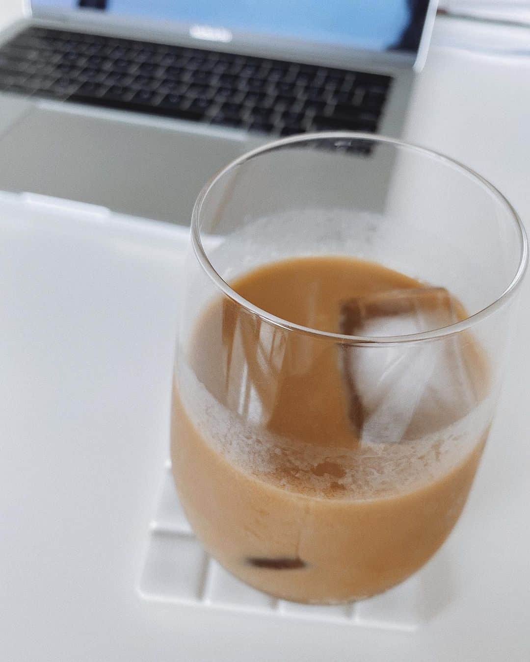 翁安芸さんのインスタグラム写真 - (翁安芸Instagram)「Good morning. Iced coffee season...♡ #アイスコーヒー #ネスプレッソ #オーツミルク」7月2日 7時20分 - akinyc
