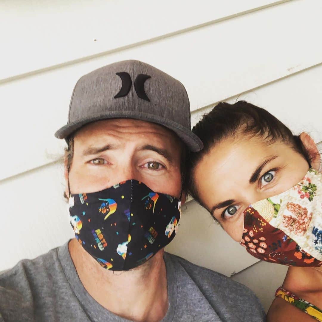 スコット・フォーリーのインスタグラム：「Hey @danbucatinsky and @kerrywashington, here’s my mask pic!! My wife @themeanchick made it. She’s made and donated almost 500 masks to friends, family and frontline workers.  Get it!」