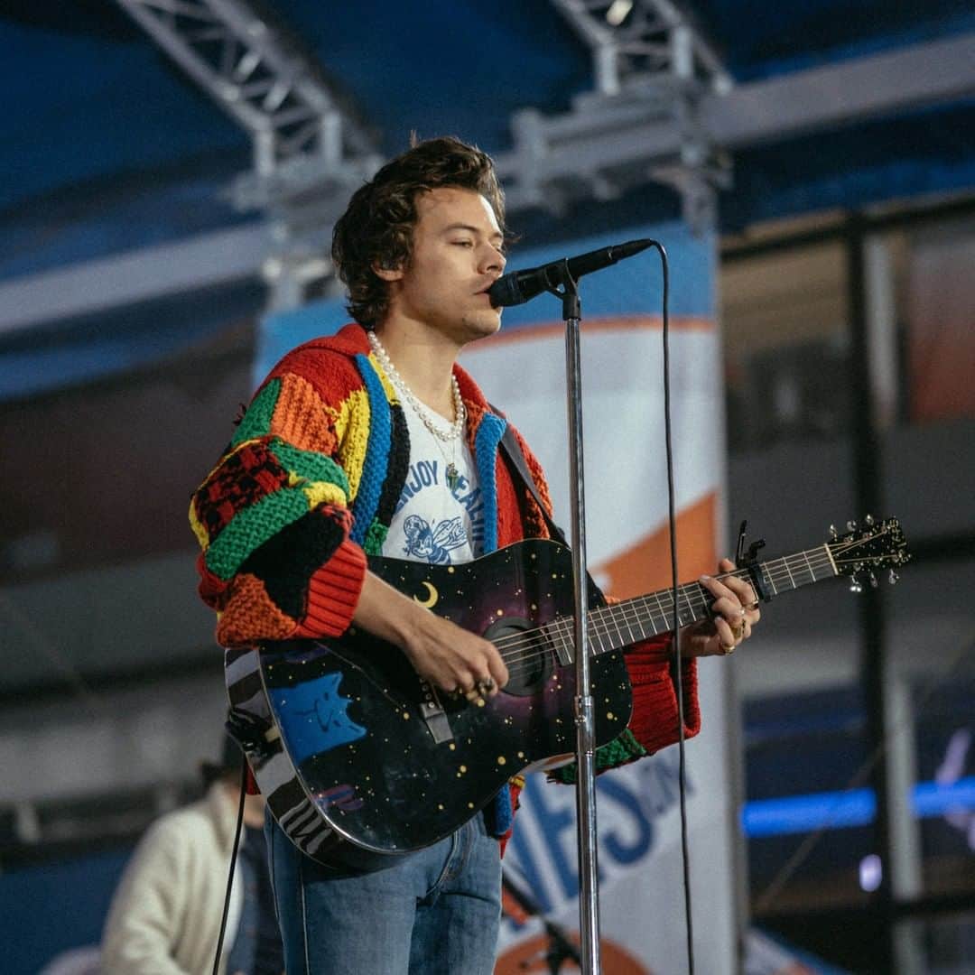 Vogue Runwayさんのインスタグラム写真 - (Vogue RunwayInstagram)「In February, @harrystyles wore this @jw_anderson sweater in New York. Now it's the most popular knit on TikTok, with creators making their own versions of the item. Want to make your own? We've got the pattern at the link in bio.」7月2日 7時50分 - voguerunway