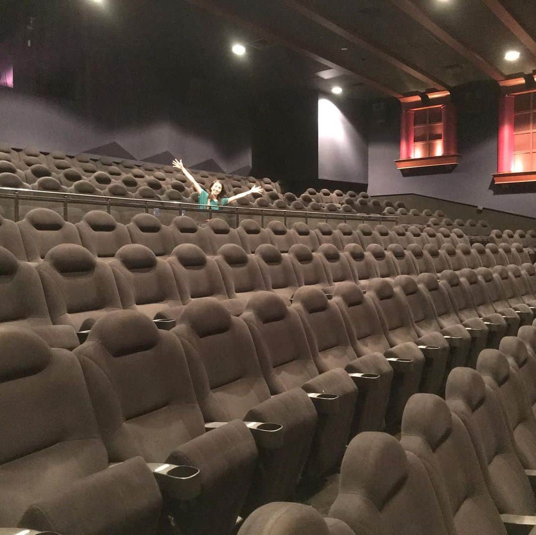 井脇幸江さんのインスタグラム写真 - (井脇幸江Instagram)「1日の打ち上げに、映画館へ🙌🏻🎬 なんと、観客4名💦  客席に座るということは…  その作品を楽しむだけではなく、これまでに観た作品を思い出したり、今日一日頑張った自分を労う気持ちの余裕だったり、周りへの感謝を想ったり、明日からも頑張ろう❗️と思うための休息だったり…。  「そんなのDVDで観れば良いじゃない」というものではないのです😉  日常と異なる空間に身を置くこと…それ自体に意味がある✨そう思います。  劇場が大好き💕 仲間と居る楽屋が大好き💕 緊張感満載の舞台上が大好き💕 監督としてマイクを持ちながら舞台稽古を指導する事が大好き💕 舞台スタッフたちと交わす冗談が大好き💕 照明の色について話すのが大好き💕 緩くなった衣装を詰めてもらう時、ちょっぴり嬉しい💕 舞台監督と「よろしく🔥」と目を合わせる時の張り詰めた空気が大好き💕 パートナーと気持ちを通わせる朝の挨拶が大好き💕 出演者たちの緊張をほぐしてあげるための声かけが大好き💕 開場前の、静かな舞台が大好き💕 お客様が客席に入り始めたザワザワが大好き💕  舞台が終わった瞬間の安堵感が、大好き…💖  冷静に考えれば、劇場は、感染リスクにおいて最も危険な場所ではないことは分かるはず。  舞台業界は、世の中に無くても良い職業でもないはず。  世界中のどこでも、人が集まれば歌や踊りが自然と生まれ、心が和み癒され、繋がっていく。人が生きる上で必要不可欠なもの。  舞台の幕を開けたいけれど…、でもこれまで通りの努力だけで、その日を待つのではなく、【今こそ出来る事】を探して動かなくてはならないのだろうな…。  我々は、発信者。  YouTuberにはなれないけれど💦美や健康、癒しをシェアしたい気持ちはある❗️  🎥恥ずかしい…とか、言っていられないな😅  編集をしてくれる人、居ないかなぁ💦💦💦  #劇場  #映画館  #舞台  #観客  #楽屋  #歌  #踊り  #バレエ #ステージ  #異空間  #大好き  #井脇幸江」7月2日 8時02分 - yukie.iwaki