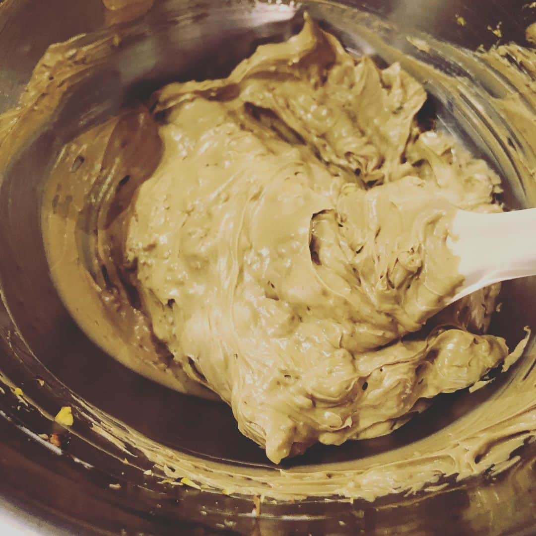 CHIPPRUSONのインスタグラム：「ピスタチオバター🧈🌱瓶詰め入りのパンセットをお買い上げくださった皆さま、ありがとうございます✨✨✨ ・ ・ 最近、体調がぼちぼちな為、すごくゆっくりな製造になっておりまして、申し訳ございません。肩の部分から首にかけてかなり痛む日があり、寝込んでしまうこともしばしば。。この2ヶ月、中々製造ペースが上がらずミスややり直しも多くなってしまったり、自分でも試練と鍛練のとき‼️と思い、しっかり休みながらゆっくりゆっくり作っております。時々、もっと元気にパン焼きたい〜😭、他のパン屋さんみたいにバリバリ仕事したい〜😭、と思わない訳ではありませんが、、、今あるもの、出来ることに感謝しつつ、自分の体をこれまで以上に大切にしよう、と思う毎日です。 ・ ・ 必ず元気になるよ‼️と励ましてくれる家族や友人に支えてもらいつつ頑張っておりますので、皆さまどうぞゆっくりお待ちいただければ幸いです。 ・ ・ いつもありがとうございます🍓🌱🍞📦」