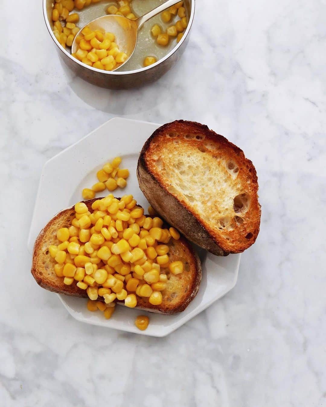 樋口正樹さんのインスタグラム写真 - (樋口正樹Instagram)「butter corn toast . 今朝はバターコーン、 トーストにたっぷり。 . . #バターコーン #とうもろこしトースト #コーントースト #バターコーントースト #トースト #パン #buttercorn #🌽」7月2日 8時04分 - higuccini