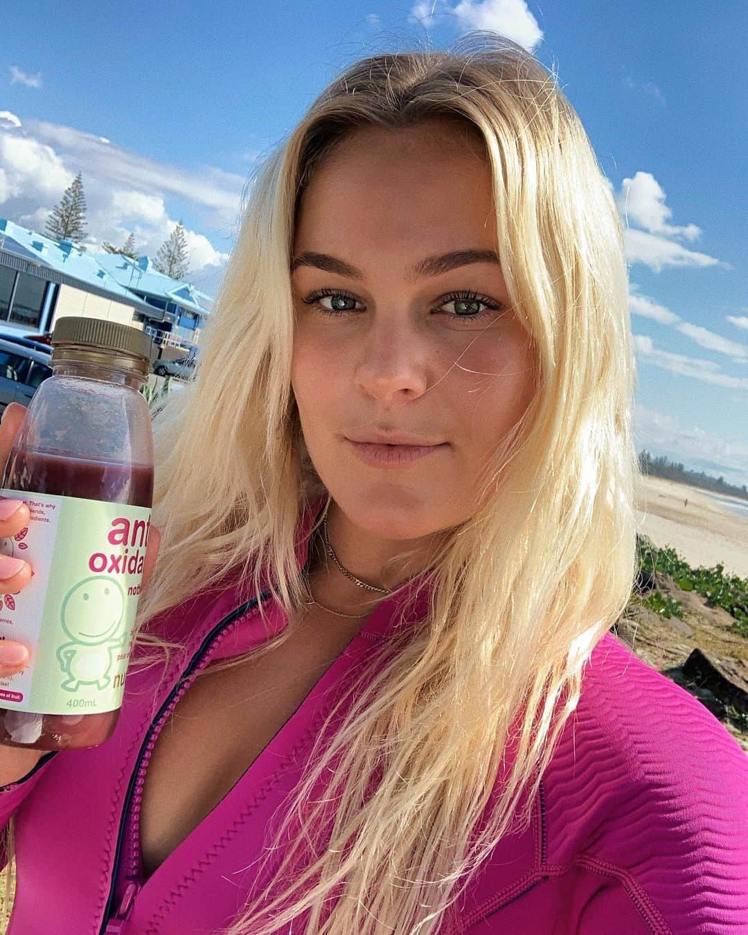 フェリシティー・パルマティアーのインスタグラム：「You know it’s going to be a good day when your pre-surf drink and your wetsuit match- thanks to @nudiejuice #nudiejuice #nothingbut」