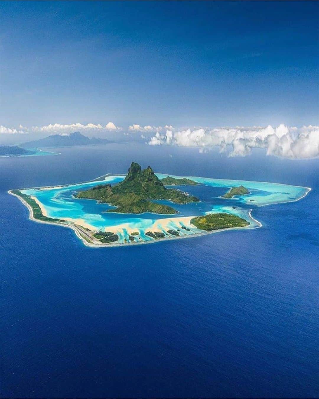Earth Picsさんのインスタグラム写真 - (Earth PicsInstagram)「A beautiful clear view of Bora Bora 😍😍 📸: @braybraywoowoo」7月2日 8時22分 - earthpix