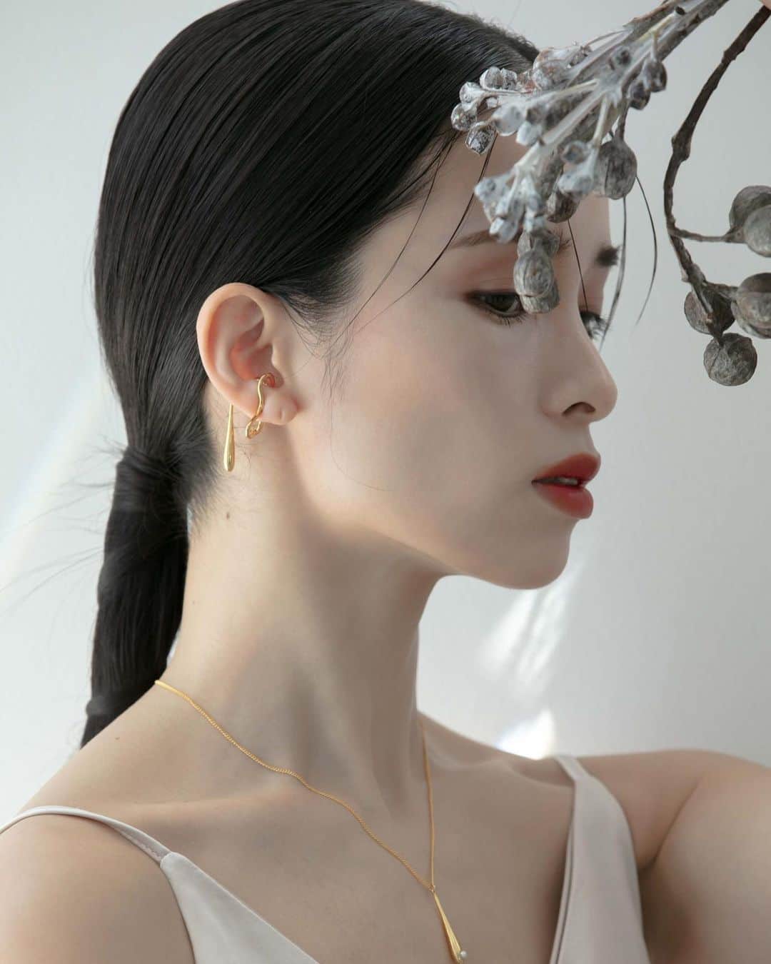 尾崎紗代子さんのインスタグラム写真 - (尾崎紗代子Instagram)「お気に入りのアイコン写真。 長年お世話になってる 信頼しているスタッフさん達と 撮ったもの🙆‍♀️  photographer @stylephylephotography . hair&make @junjun393 . special thanks @studiocidre . めちゃくちゃ使える ドロップネックレスは 来週あたり先行予約開始します🙆‍♀️❤️ .  #MONE #MONEaccessory #accessory #pierce #ring #japan #madeinjapan  #日本製 #日本 #国産 #gold #goldaccessory #snake   @mone_official_account」7月2日 8時29分 - osayo_osayo
