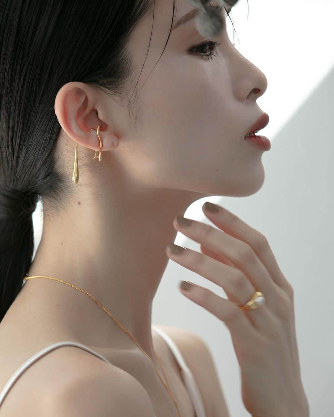 尾崎紗代子さんのインスタグラム写真 - (尾崎紗代子Instagram)「お気に入りのアイコン写真。 長年お世話になってる 信頼しているスタッフさん達と 撮ったもの🙆‍♀️  photographer @stylephylephotography . hair&make @junjun393 . special thanks @studiocidre . めちゃくちゃ使える ドロップネックレスは 来週あたり先行予約開始します🙆‍♀️❤️ .  #MONE #MONEaccessory #accessory #pierce #ring #japan #madeinjapan  #日本製 #日本 #国産 #gold #goldaccessory #snake   @mone_official_account」7月2日 8時29分 - osayo_osayo