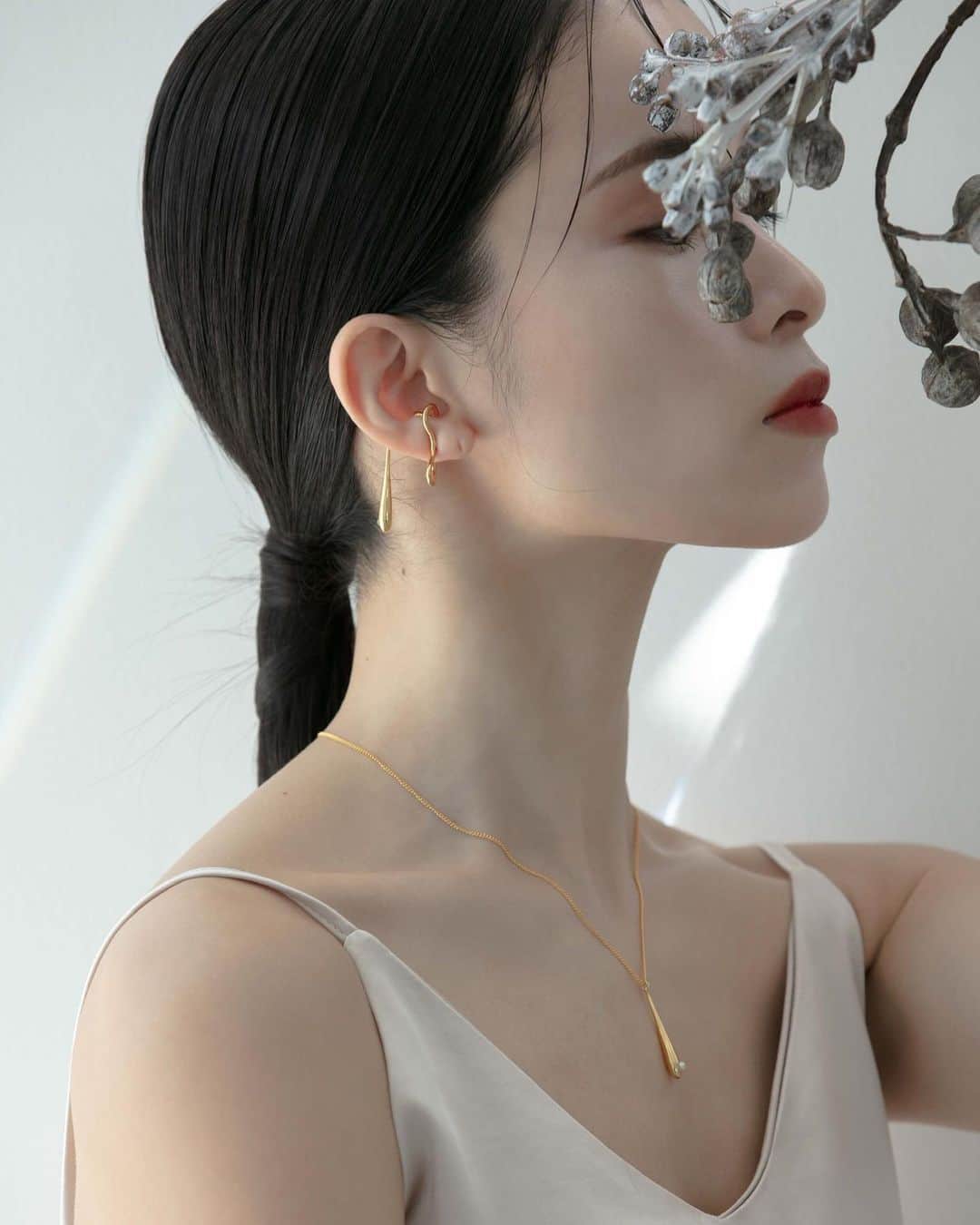 尾崎紗代子さんのインスタグラム写真 - (尾崎紗代子Instagram)「お気に入りのアイコン写真。 長年お世話になってる 信頼しているスタッフさん達と 撮ったもの🙆‍♀️  photographer @stylephylephotography . hair&make @junjun393 . special thanks @studiocidre . めちゃくちゃ使える ドロップネックレスは 来週あたり先行予約開始します🙆‍♀️❤️ .  #MONE #MONEaccessory #accessory #pierce #ring #japan #madeinjapan  #日本製 #日本 #国産 #gold #goldaccessory #snake   @mone_official_account」7月2日 8時29分 - osayo_osayo