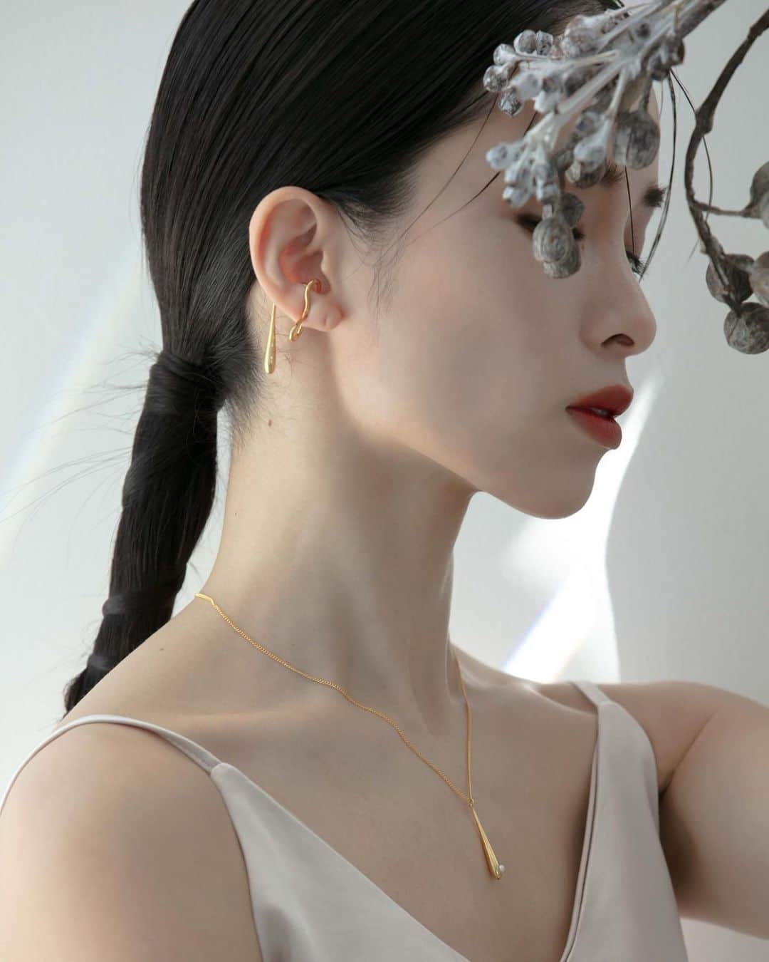 尾崎紗代子さんのインスタグラム写真 - (尾崎紗代子Instagram)「お気に入りのアイコン写真。 長年お世話になってる 信頼しているスタッフさん達と 撮ったもの🙆‍♀️  photographer @stylephylephotography . hair&make @junjun393 . special thanks @studiocidre . めちゃくちゃ使える ドロップネックレスは 来週あたり先行予約開始します🙆‍♀️❤️ .  #MONE #MONEaccessory #accessory #pierce #ring #japan #madeinjapan  #日本製 #日本 #国産 #gold #goldaccessory #snake   @mone_official_account」7月2日 8時29分 - osayo_osayo